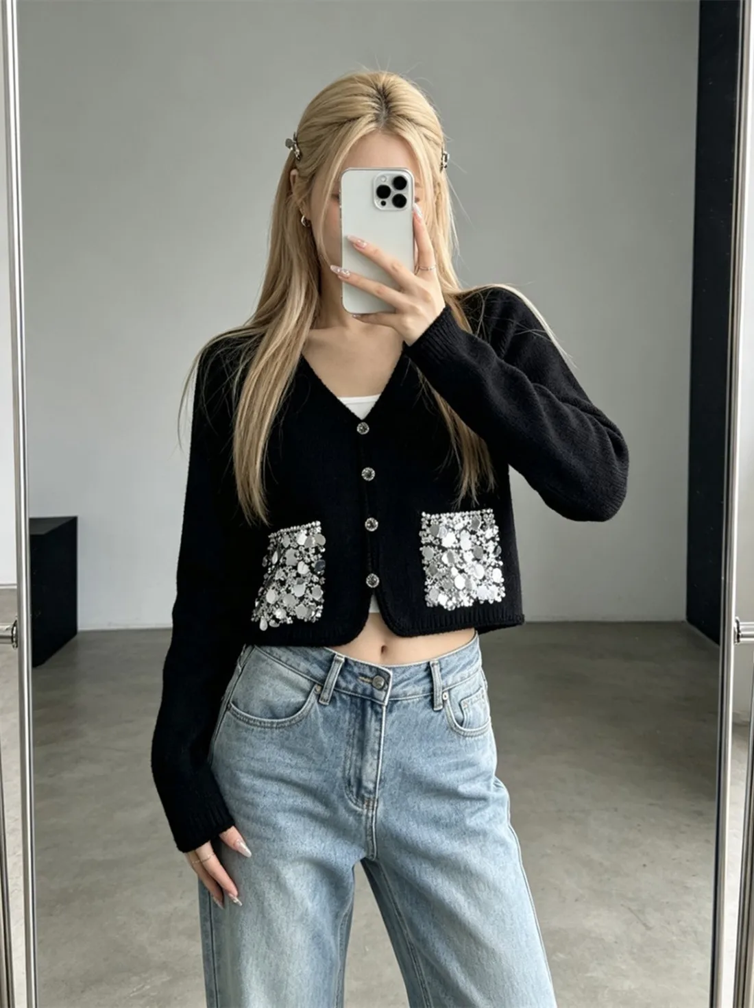 Elegant Heavy Embellished Sequin V-Neck Knitted Cardigan Short Sleeveless Women's Fashion Top Age-Defying Versatile Long Sleeve