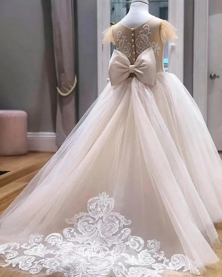 Princess Flower Girl Dresses Lace Applique O-Neck Tulle Button Bow Back Ball Gowns Floor-Length Train Kids First Communion Dress