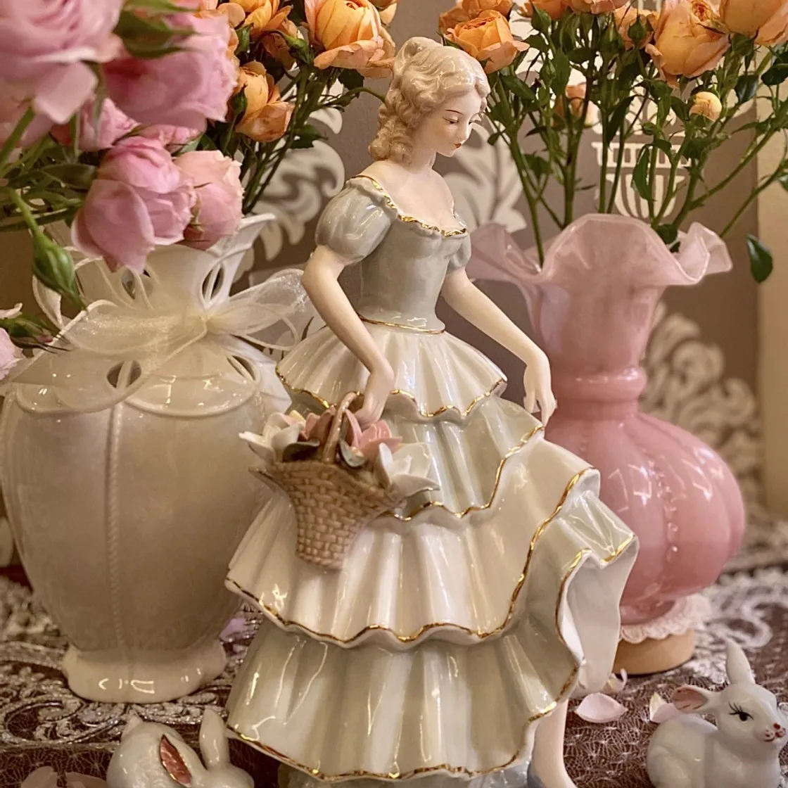 Character decorations, creative home furnishings, European style Western ornaments, living room TV cabinets, wine cabinets