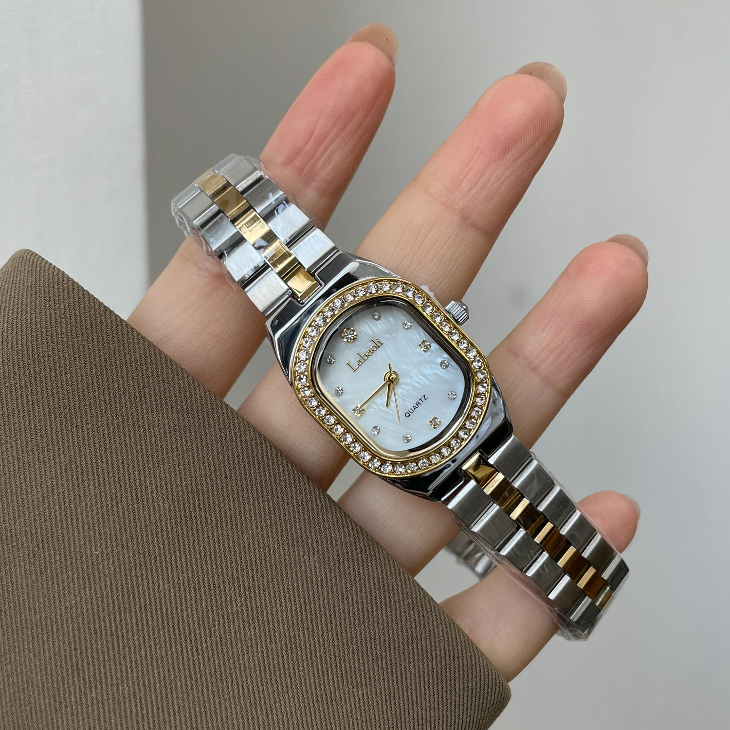 芸術的でエレガントな女性用腕時計、2026年新モデル、スタイリッシュなクォーツ時計とアクセサリーのハイエンドセレクション。