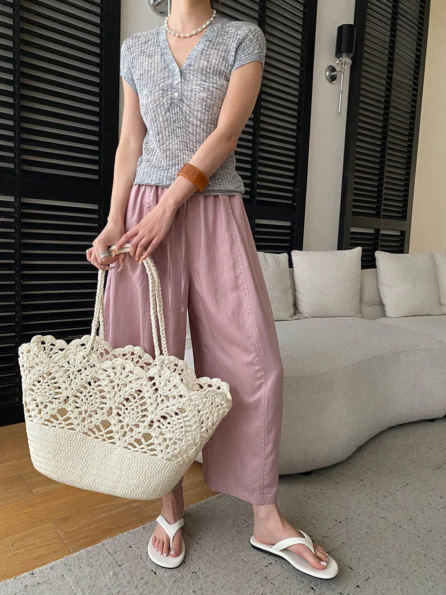 Sommerlicher Damenpullover in unifarbenem Design mit Knopfleiste, V-Ausschnitt und schlankem Schnitt, kurzärmelig. – Detail 9
