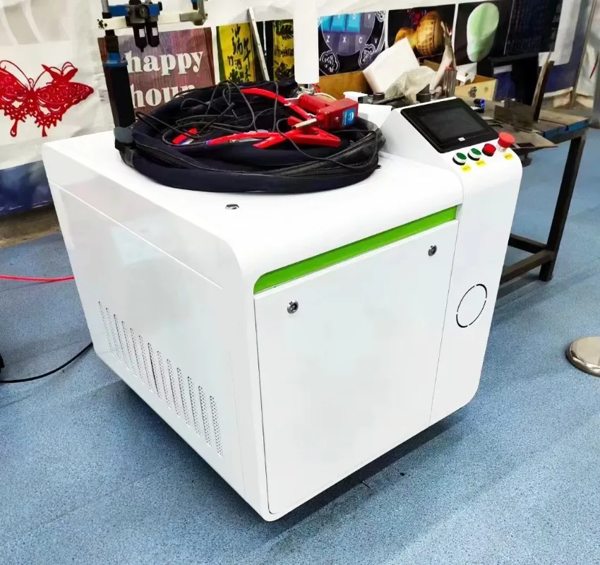 OEM Laser Cleaner Portable Continuous Handheld Laser Rust Remover 1000w 2000w 3000w Laser Cleaning Machine Surface Rust Removal