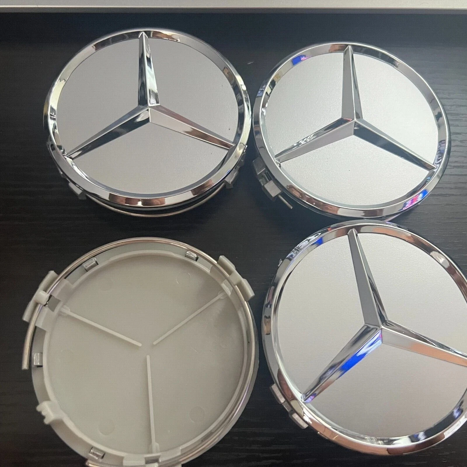 

Комплект из 4 хромированных колпаков-эмблем на центральные части колес Mercedes-Benz AMG, 75 мм, серебристые, с узором «венок»