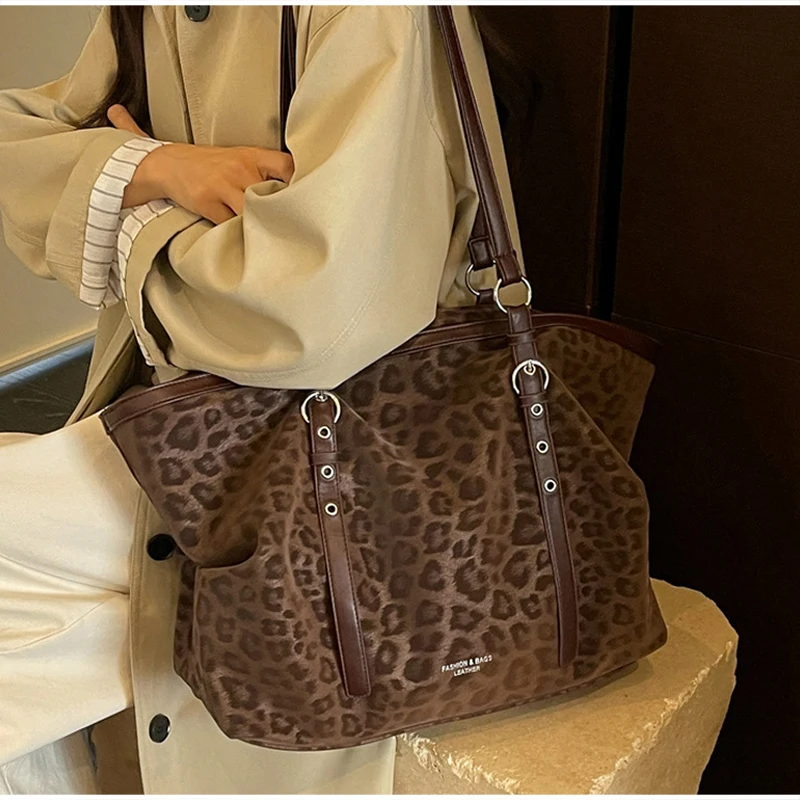 Vintage-Umhängetasche mit Leopardenmuster, Winter-Handtasche aus Kunstwildleder mit großem Fassungsvermögen, verstellbarer Riemen, Metallring-Dekoration, weiche Hobo-Tasche. – Detail 3