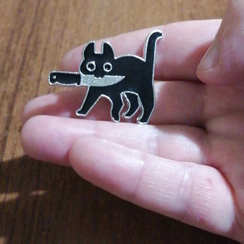 Broche esmaltado de gato de dibujos animados con cuchillo, divertido asesinos, gatito negro, Mew, Mew, Pin vaquero para solapa, insignia para bolso de moda, regalo de joyería al por mayor