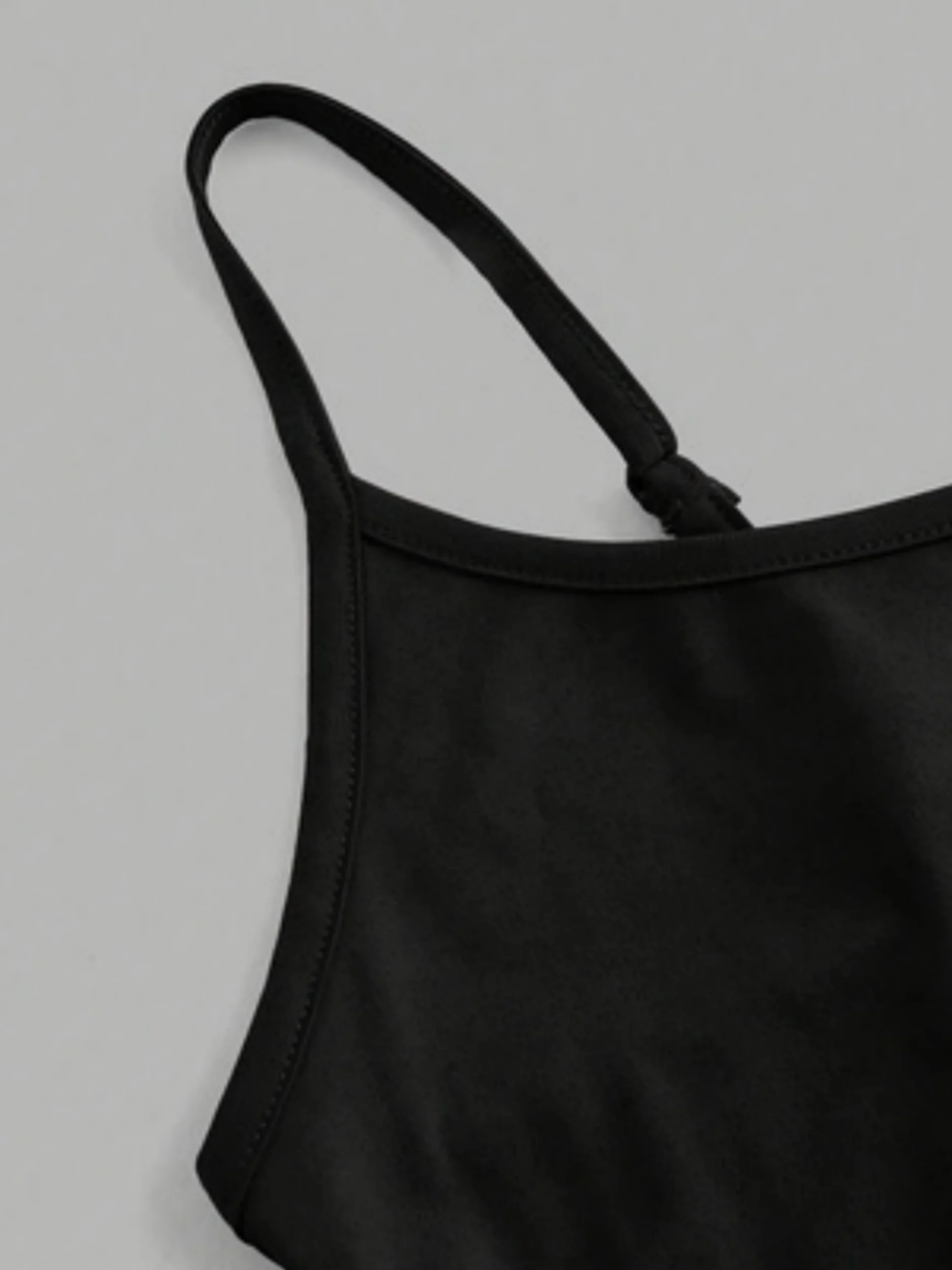 طقم بلوزة نسائية عصرية جديدة بدون حمالات - طقم مكون من ثلاث قطع. مناسبة لكل من الملابس غير الرسمية وكطبقة داخلية.