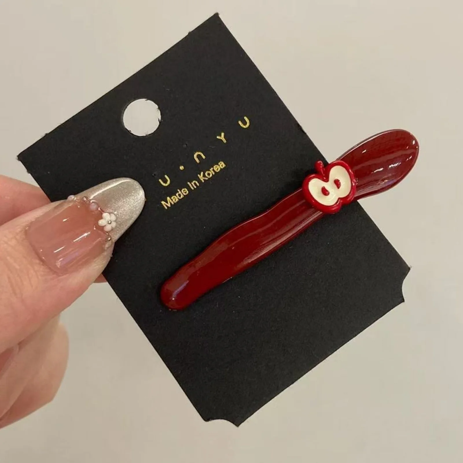 2-teiliges rotes Apfel-Haarspangen-Set, niedliche Haarnadeln mit Fruchtmotiv, glänzendes rotes Haar-Accessoire für Frauen, bezaubernde modische Haardekoration – Detail 1
