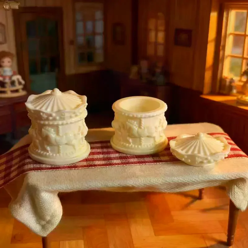 1 ชิ้น โมเดลกล่องเก็บของจิ๋วรูปม้าหมุนสำหรับบ้านตุ๊กตา อุปกรณ์ตกแต่งบ้านตุ๊กตา ของเล่นเสริมจินตนาการสำหรับเด็ก ของขวัญ