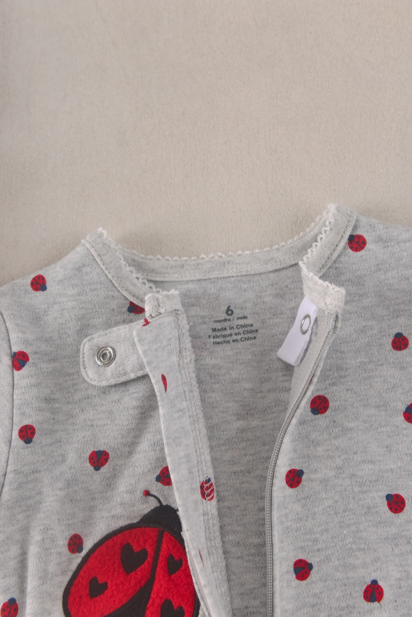 Doppelseitiger Baumwoll-Reißverschluss-Strampler für Babys, Mädchen, mit Einhorn- und Marienkäfer-Stickerei, Allover-Print, Ganzjahres-Baby-Jumpsuit, 6-24 Monate – Detail 5