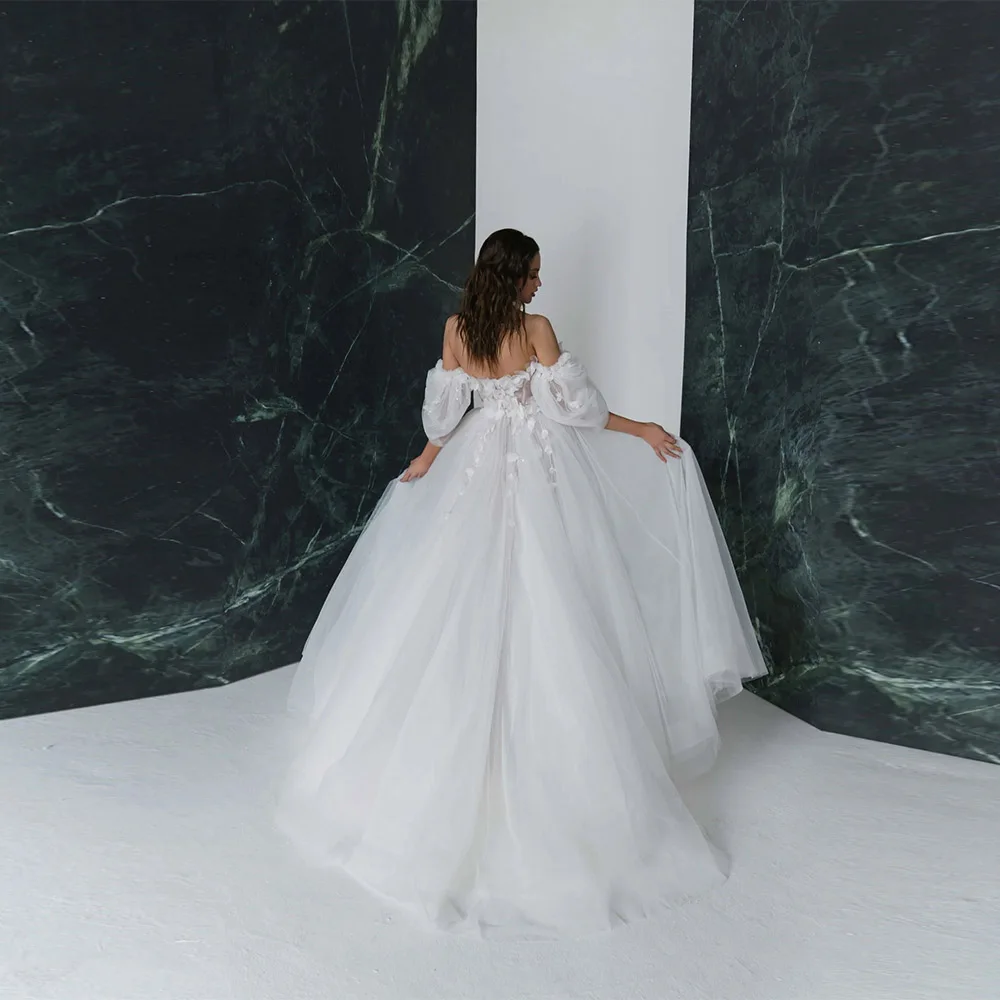 Suknia ślubna z dekoltem w serek, do ziemi, z krótkim trenem, odkryte ramiona, seksowne rozcięcie, aplikacje, linia A, tiulowa suknia ślubna na plażę.