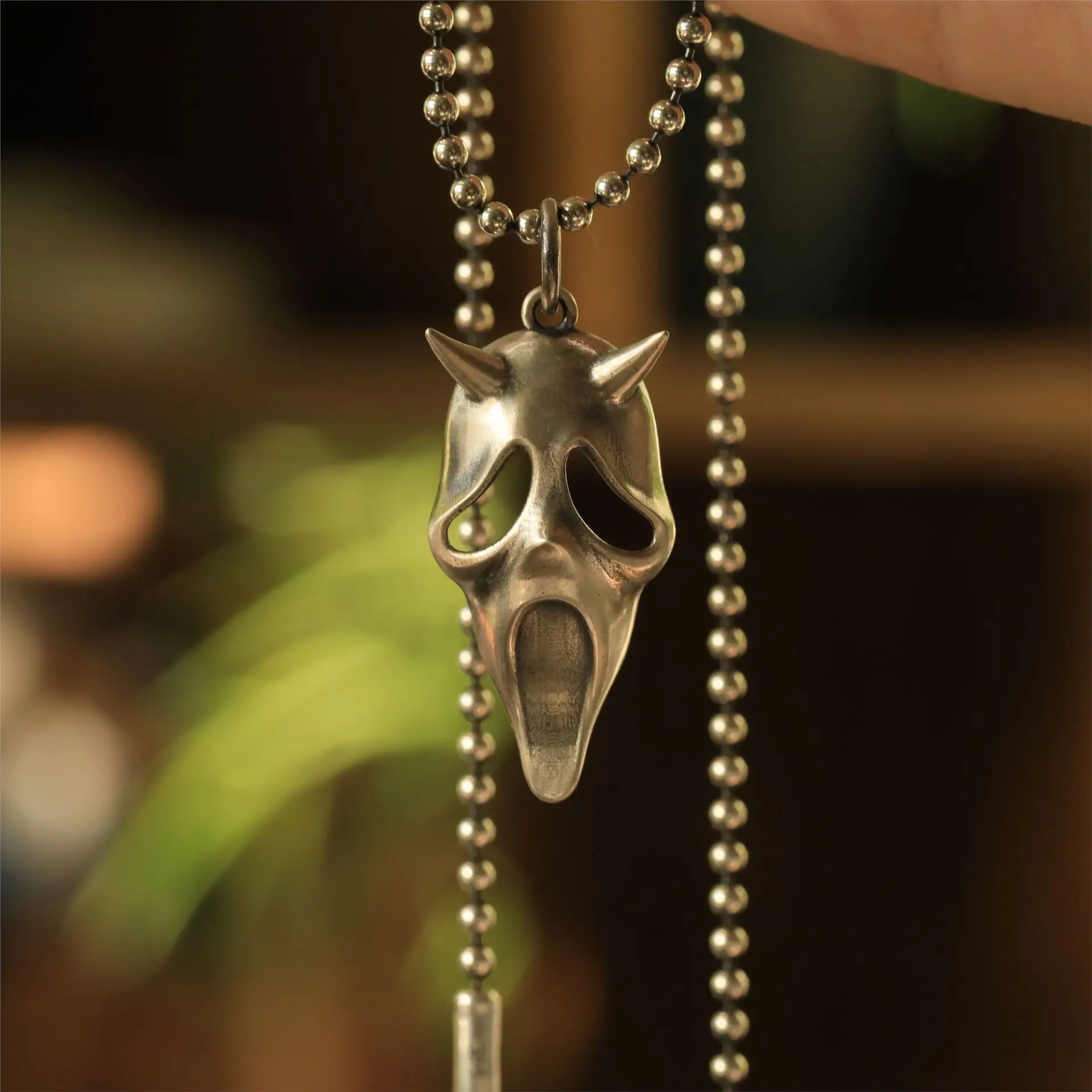 

Screaming Ghost Skull Mask Necklace Retro Death Horror Pendant Personality Tidal Sweater Chain Fashion Jewelry Gift