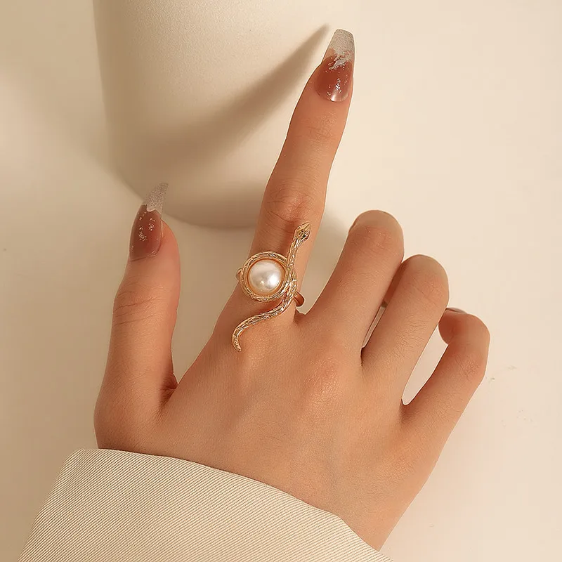 Snake Entwined Pearl Design Golden Silver Color Ring for Women Fashion Personalized Daily Accessory Party Jewelry Birthday Gifts