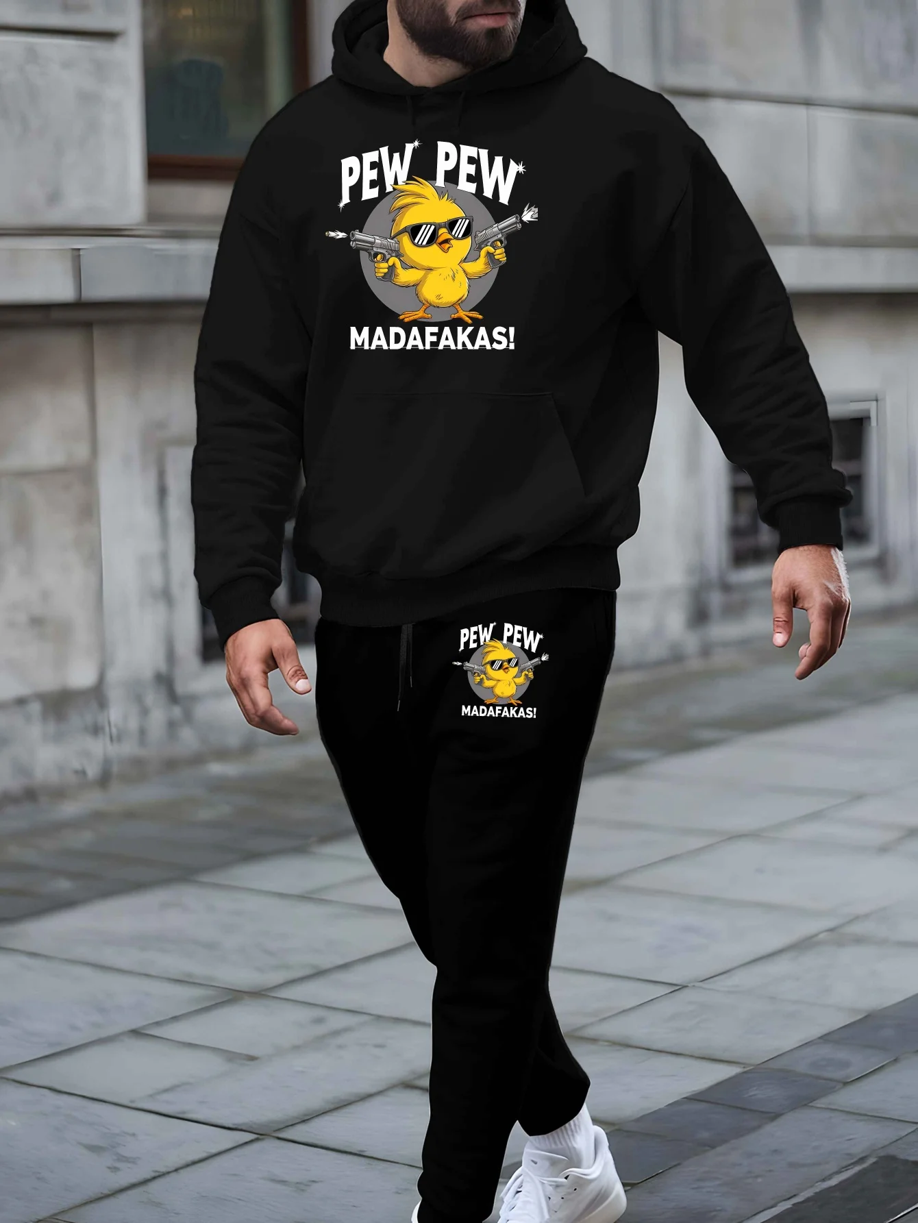 Sudadera con capucha vintage con estampado divertido de pollo "Pew Pew" + pantalones deportivos con puños elásticos, conjunto de ropa deportiva urbana para hombre.
