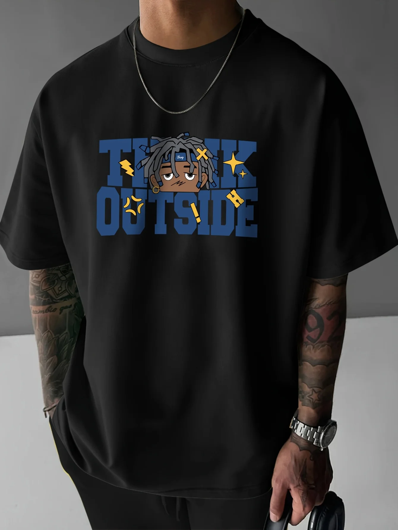 تي شيرت برسومات "The Outside" باللون الأسود للرجال - تي شيرت كاجوال بأكمام قصيرة مع حروف زرقاء جريئة وتصميم شخصية متحركة #2