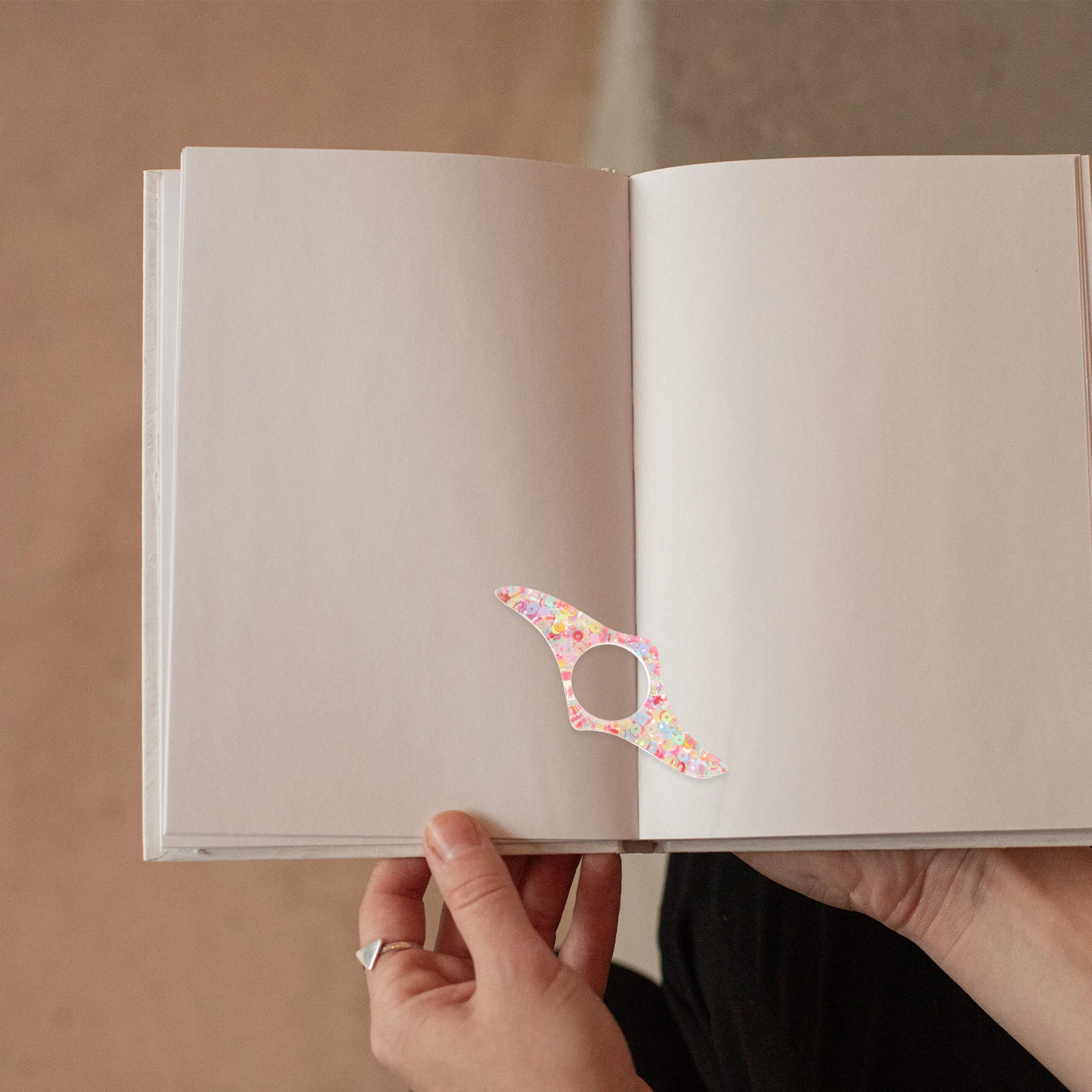 

2pcs Thumb Ring Holders Lightweight Book Page Holder Portable Reading Aid For One Hand Bookmarker Gift Page Spreader Finger Book