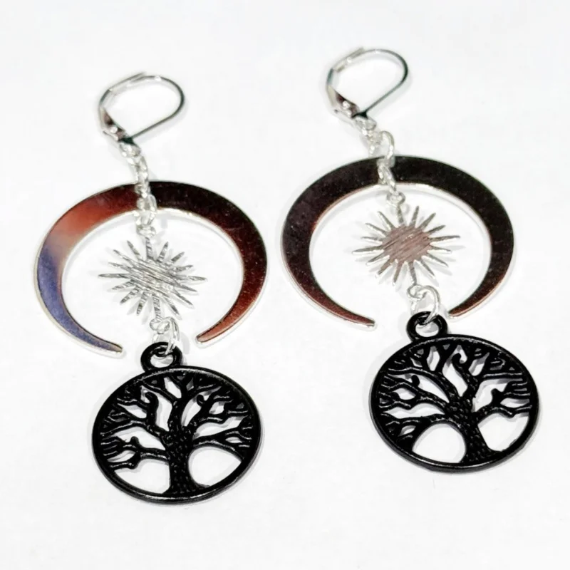 Personalizado. Fábrica de brincos de árvore preta com lua boêmia com borda de Juneucalyptus