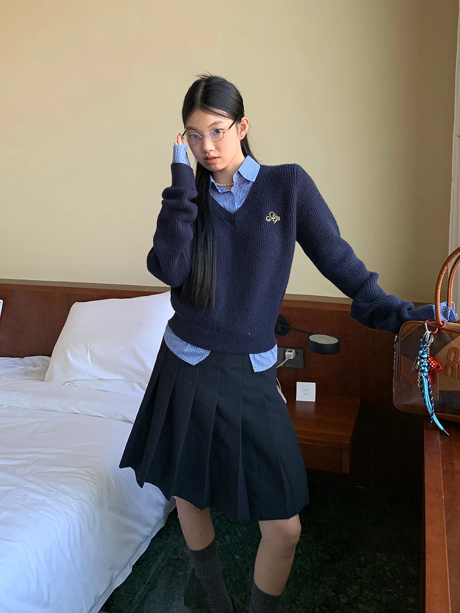 سترة محبوكة زرقاء للنساء، قميص طبقة أساسية، تصميم جديد للخريف والشتاء، أسلوب عصري مريح، إحساس راقي، قطعة واحدة بياقة بولو