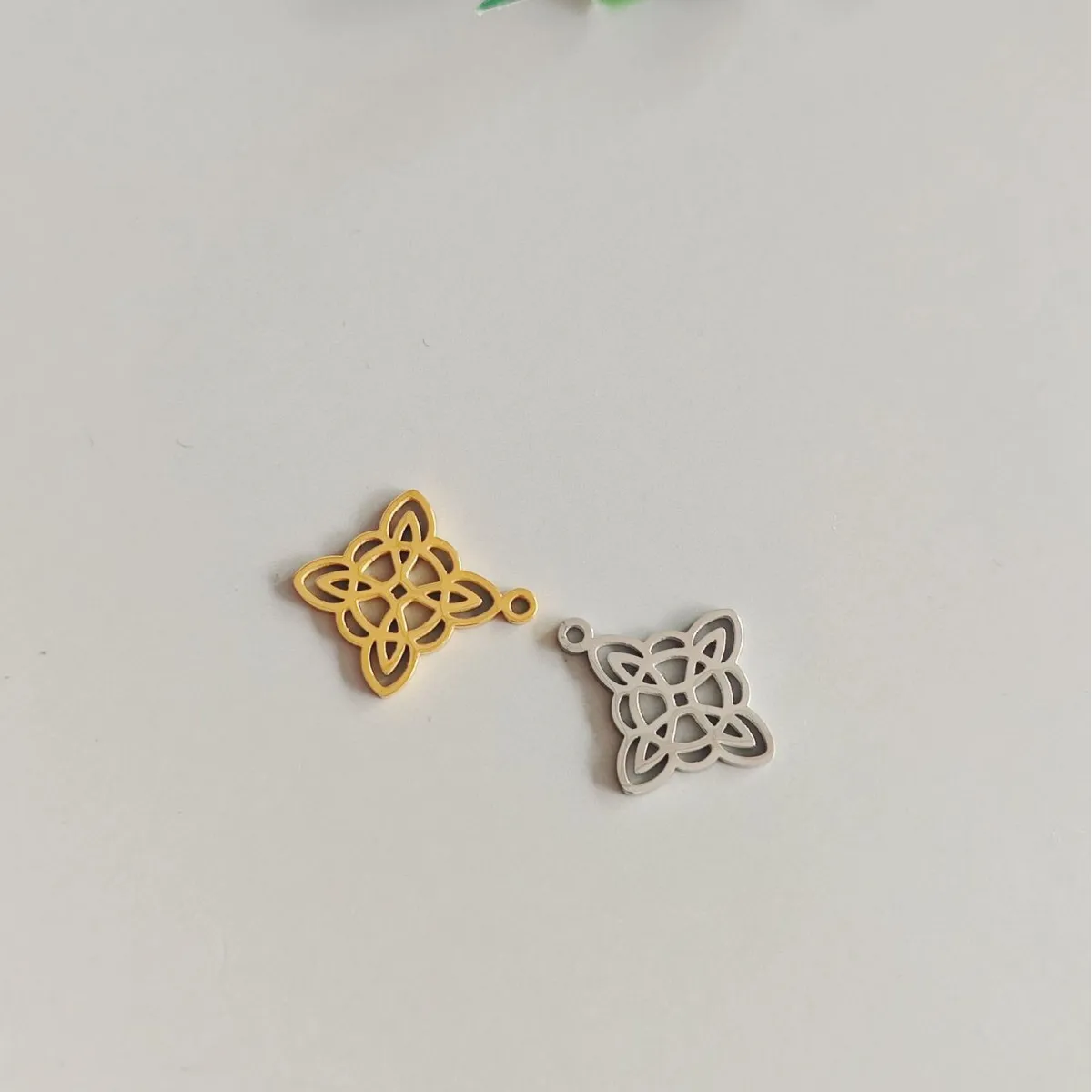 

20 шт., простой дизайн из нержавеющей стали, аксессуары с узлом ведьмы, подвеска, модные аксессуары на Хэллоуин