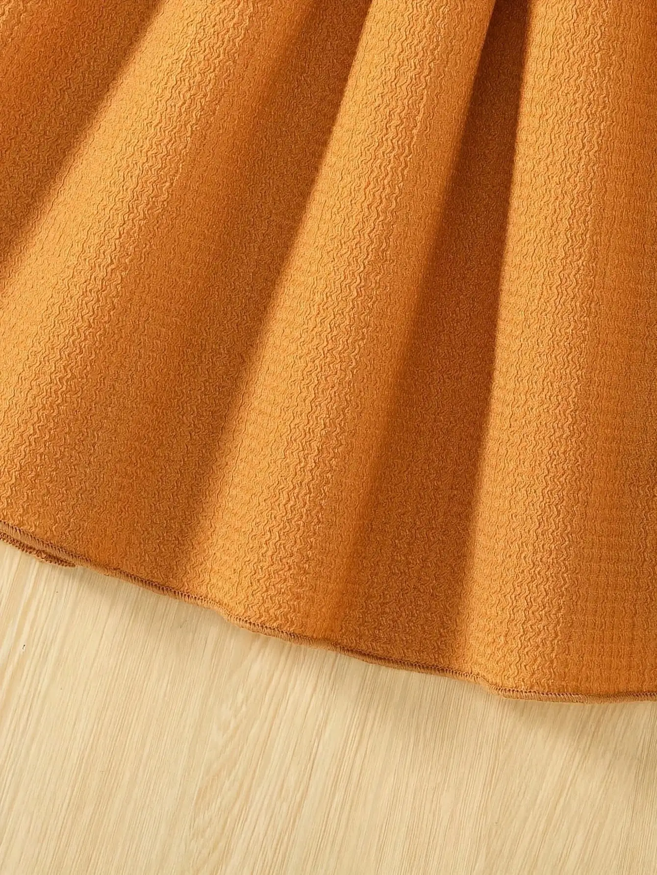 Kinderkleidung Sommermode elegantes langärmeliges Kleid mit Blumenmuster, Taillenschleifendekoration, Rüschenkragen und mittellangem Rock. – Detail 8