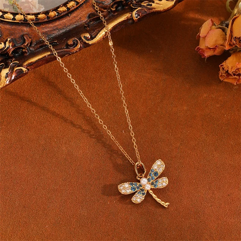 EILIECK Glänzende Strass-Perlen-Libellen-Luxus-Halskette und Ohrringe für Damen, Goldfarben, PVD-beschichtet, Eleganter Wasserfester Schmuck, Neu – Detail 10