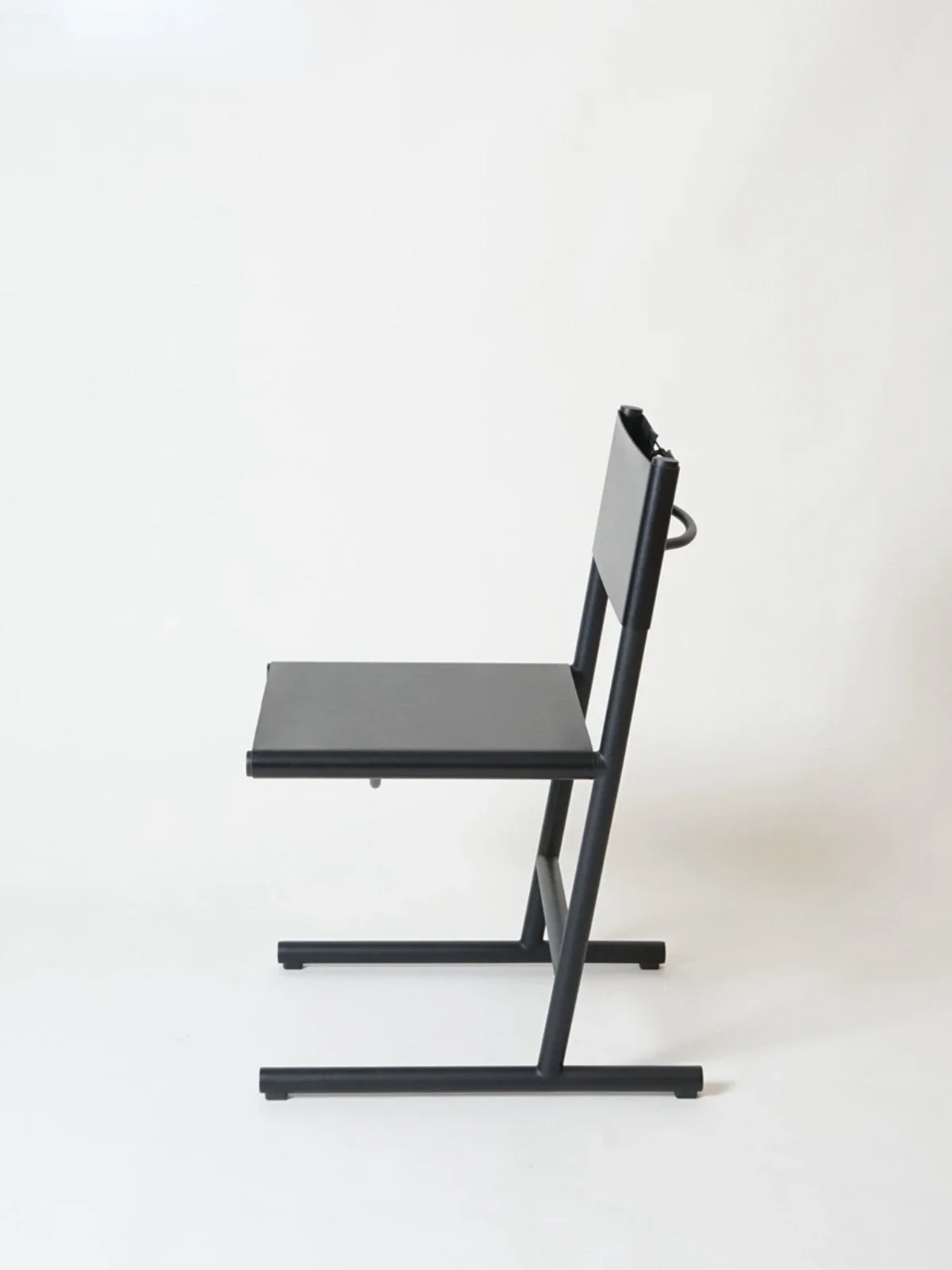 Montenegrin minimalist Nordic interior light luxury leather backrest single chair, metal rope chair, home simple modern dining c