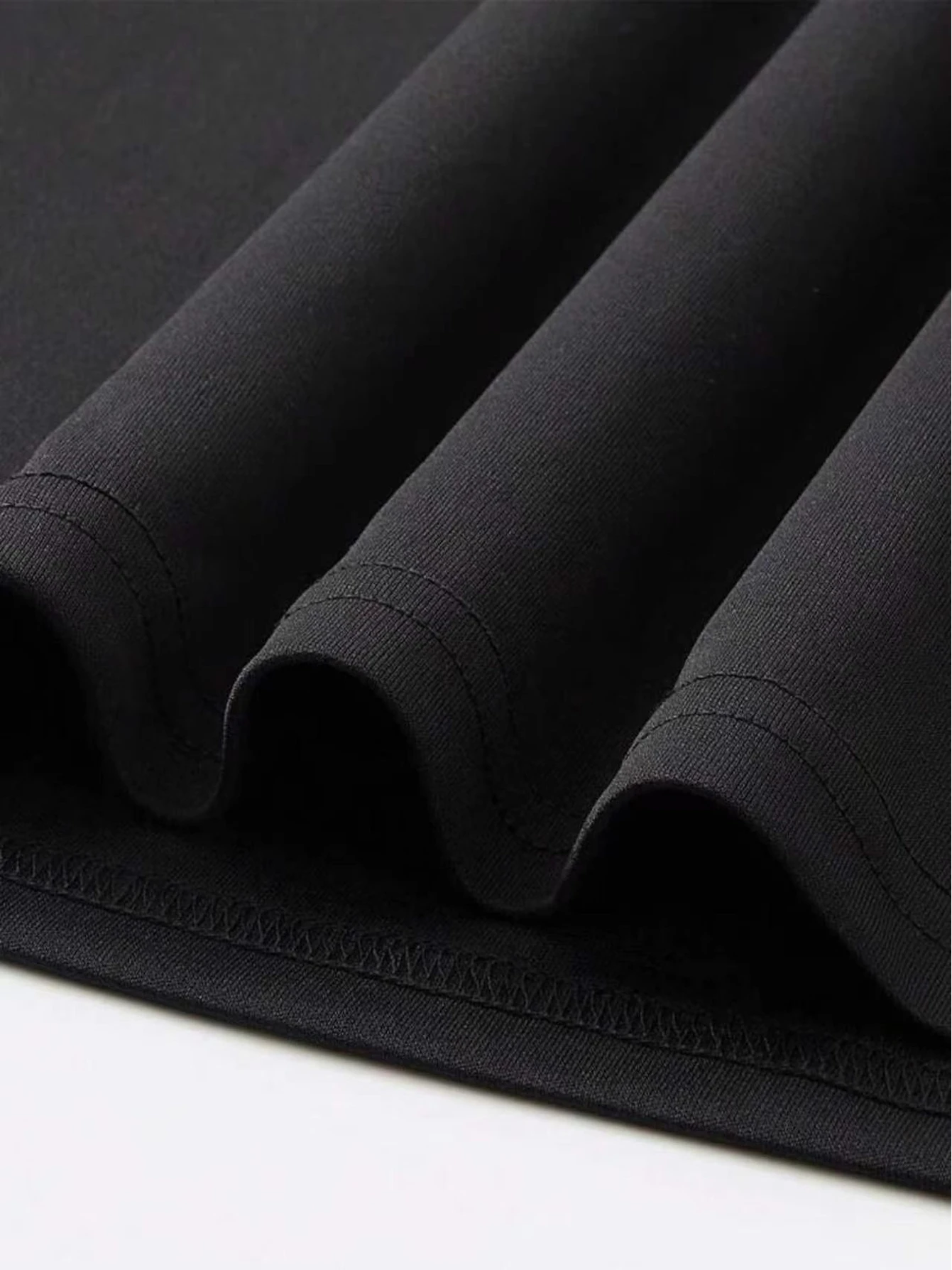 Schwarzes, lockeres Kurzarmhemd für Herren mit Boris Brejcha-Maskenmuster-Druck. Lockeres, lässiges Unisex-Streetwear-Hemd. – Detail 7