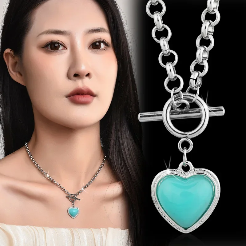 Una nuova collana da donna a forma di cuore a doppio strato con fibbia, caratterizzata da una unica catena in argento a forma di cuore con clavicola