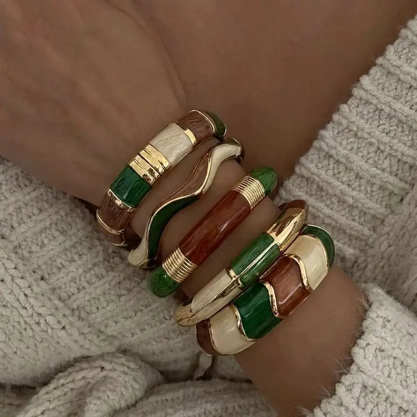 Retro Braun-Grün Emaillierte Manschettenarmreifen für Frauen, Übertriebene Geometrische Twist-Stapelbare Armreifen, Minimalistisches Schmuckgeschenk – Detail 3