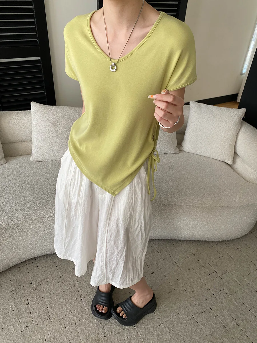 Sommerliches Damen-T-Shirt in unregelmäßiger Farbe mit unregelmäßigem Saum, Kordelzug, V-Ausschnitt und schlankmachendem Effekt, kurzärmelig. – Detail 23