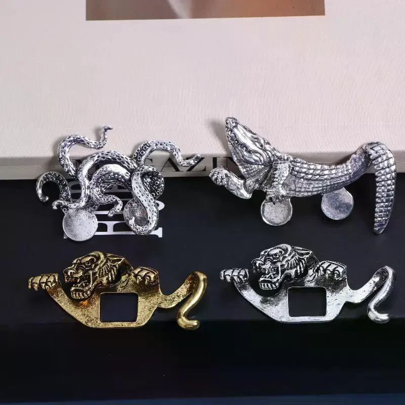 Durable Zinc Alloy Vintage Crocodile Tiger Shaped Engraved Men's Suit Lapel Pin Classic Formal Accessory Pins For Men Suits view 4