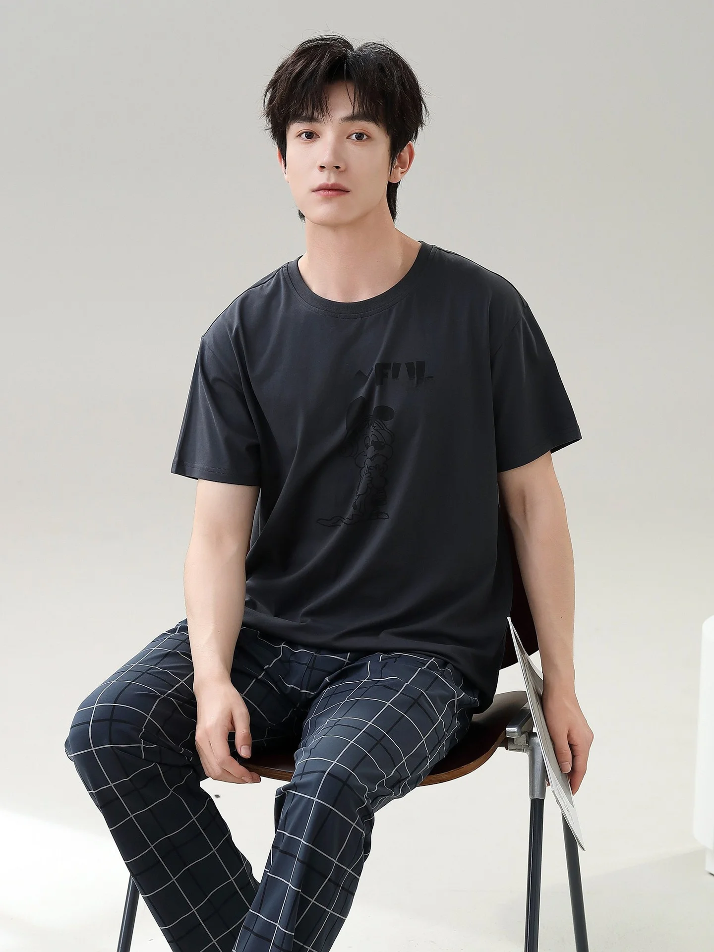 ensemble-de-pyjama-en-coton-a-coupe-ample-manches-courtes-et-pantalon-long-ideal-pour-la-maison-pour-hommes-confortable-et-respirant-avec-un-motif-de-dessin-anime-parfait-pour-l’ete