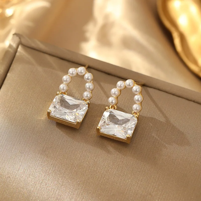 

Новые серьги-гвоздики с жемчугом и цирконами, женские, в стиле легкой роскоши, простые, нишевые, персонализированные, модные, в новом китайском стиле