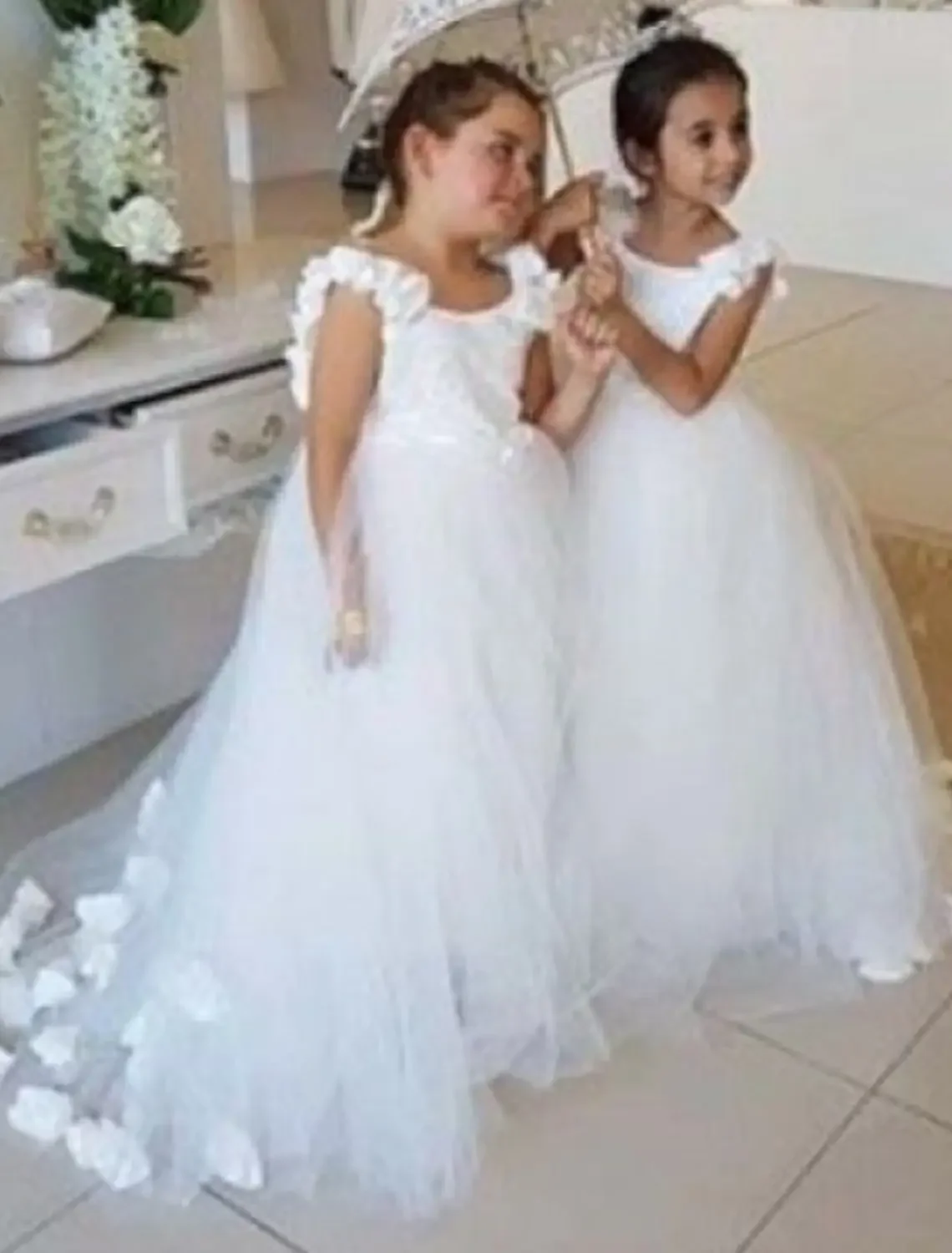 Vestidos de niña de flores de boda sin espalda para niñas Apliques de perlas Vestido de desfile de primera comunión de tul Vestidos de fiesta de cola con cepillo