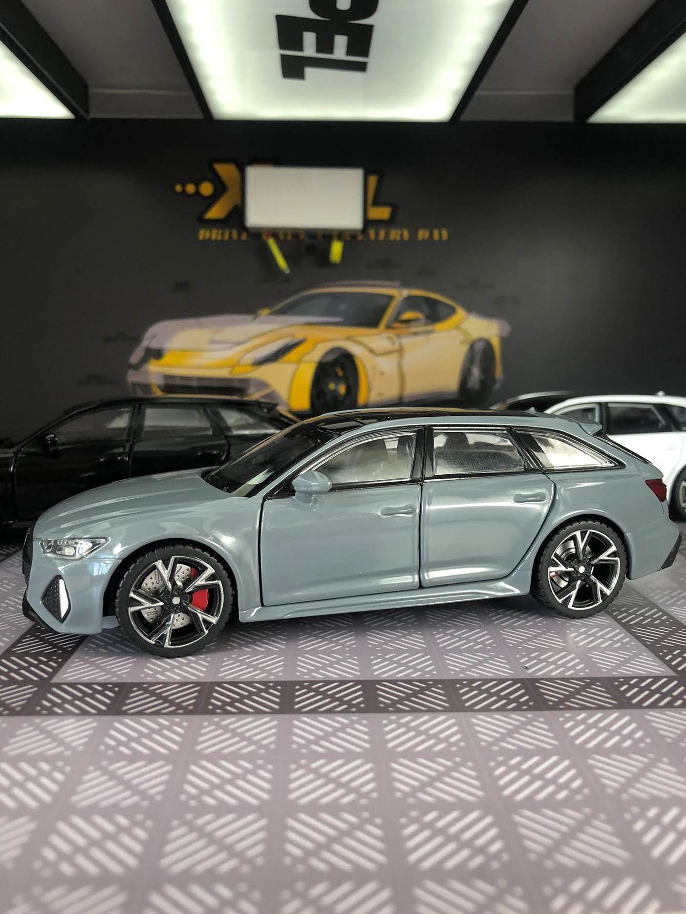 A 1:32 Wagon sports car alloy die-casting model toy car with openable doors, a children's gift car