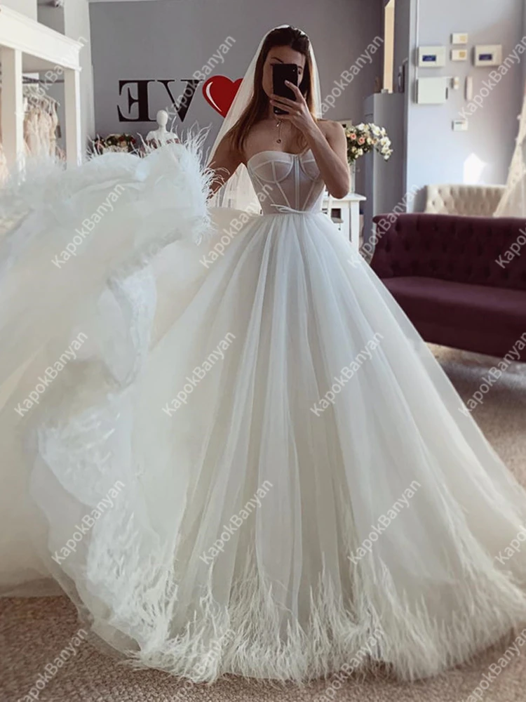 Abiti da sposa principessa gonfi con piume Abiti lunghi in tulle A Line Sweetheart senza maniche Abiti da sposa Boho Abiti da festa di nozze 2023