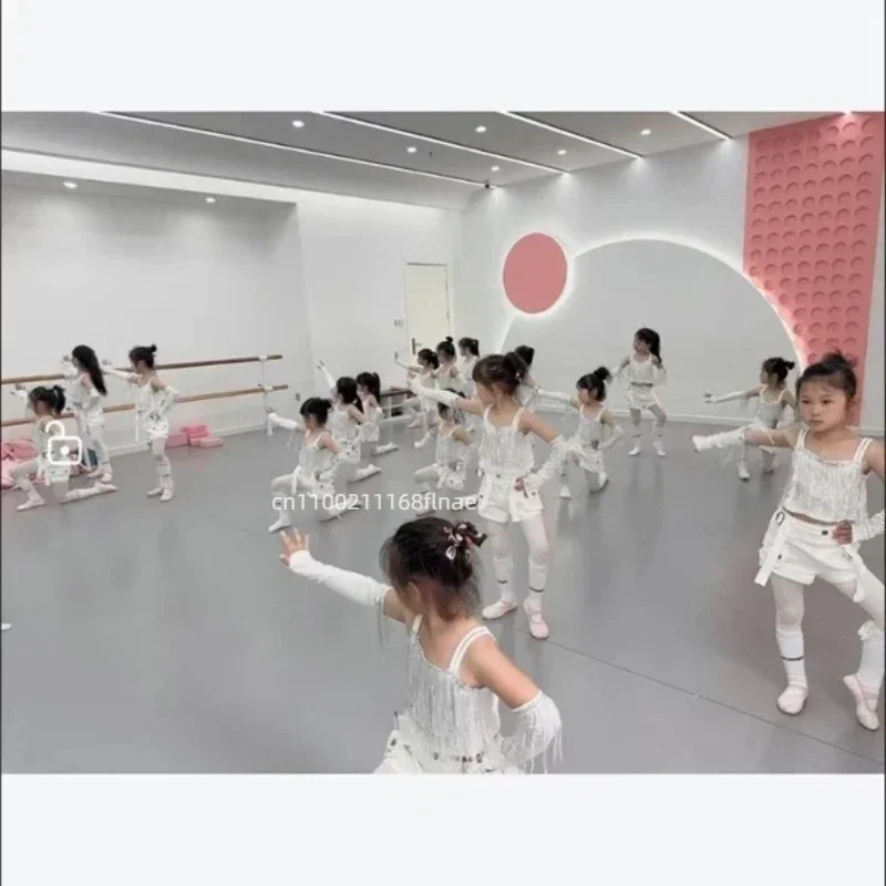 Neues Jazz-Tanzkostüm für Mädchen mit freiem Bauchnabel, weißes Quasten-Set, modisches Laufsteg-Tanzkostüm, Performance-Kostüm für Damen – Detail 1