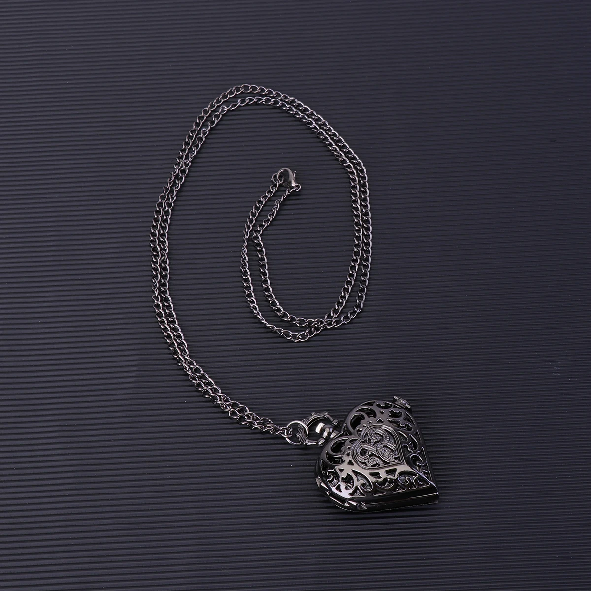 

1Pcs Vintage Heart Pocket Watch Silver Retro Hollow Carving Quartz Exquisite Durable Lightweight Gift Decoration