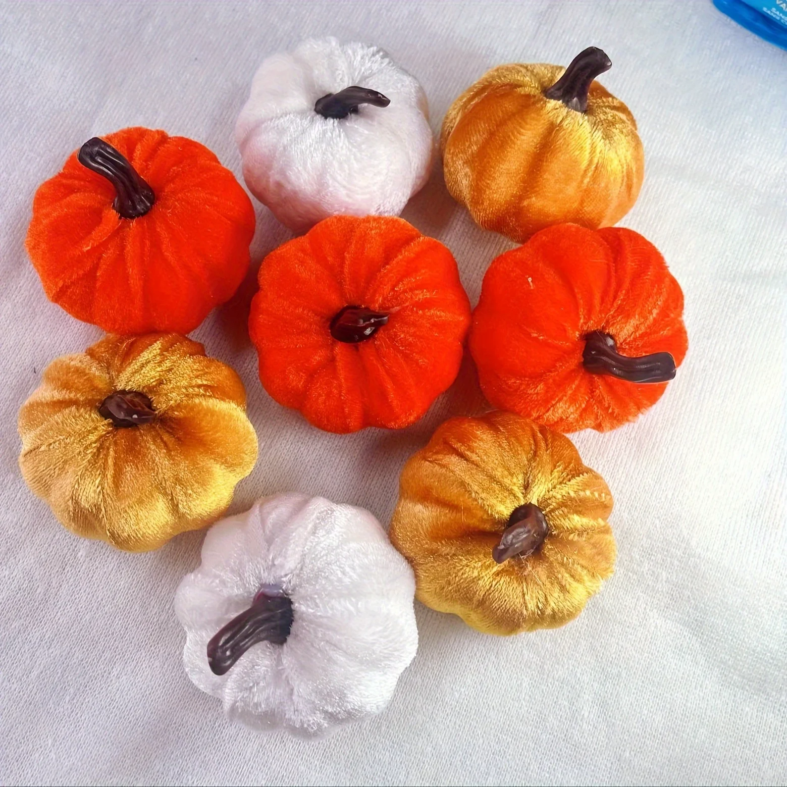 Set mit 10 Samt-Kunstkürbissen in zufälligen Farben, perfekt zur Dekoration Ihres Wohnzimmers für Halloween und Thanksgiving. – Detail 4