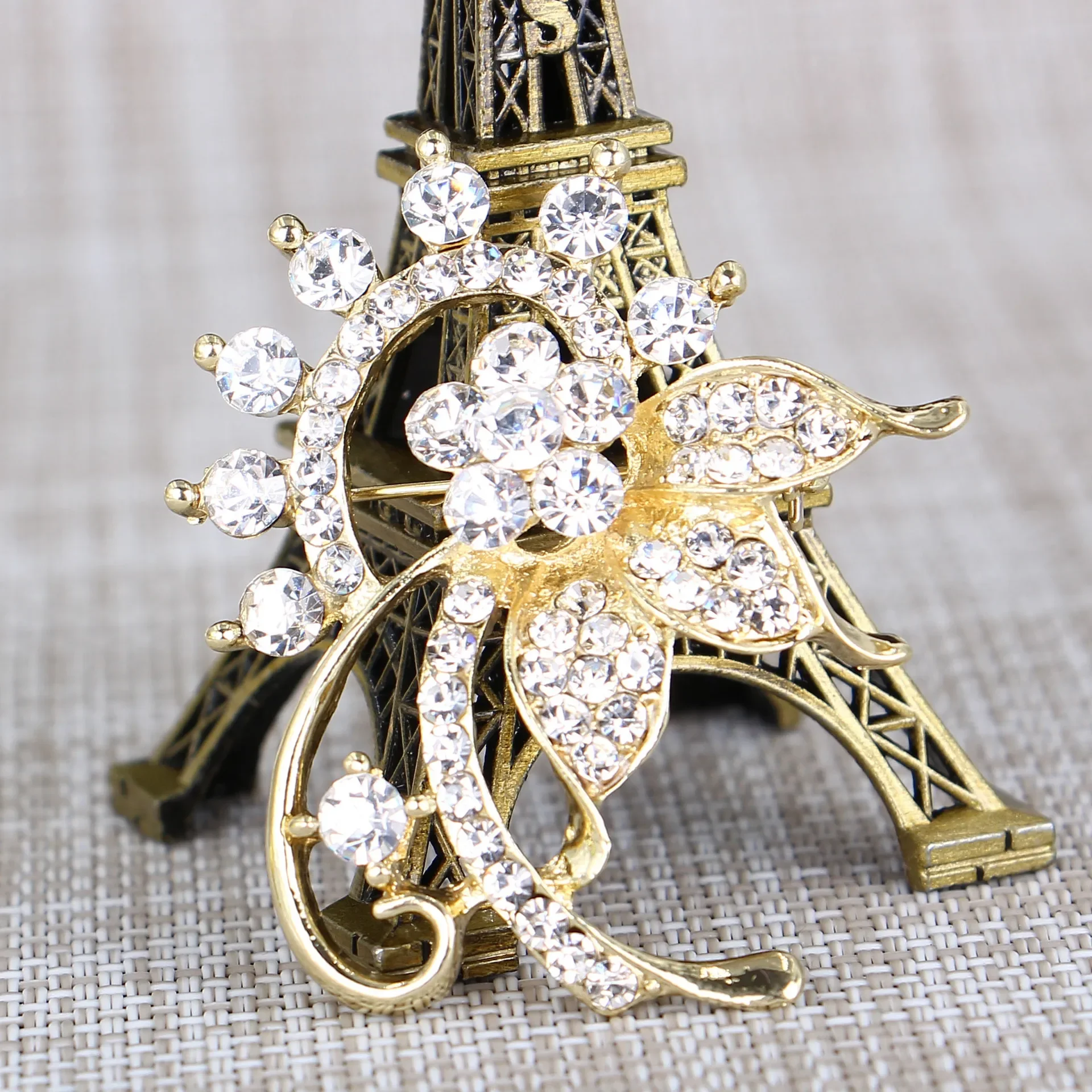 1pcs New High-end Fashion Joker Alloy Rhinestone Perfume Lily Shape Brooch Brooch DIY Clothes Scarf Decoration Supplies