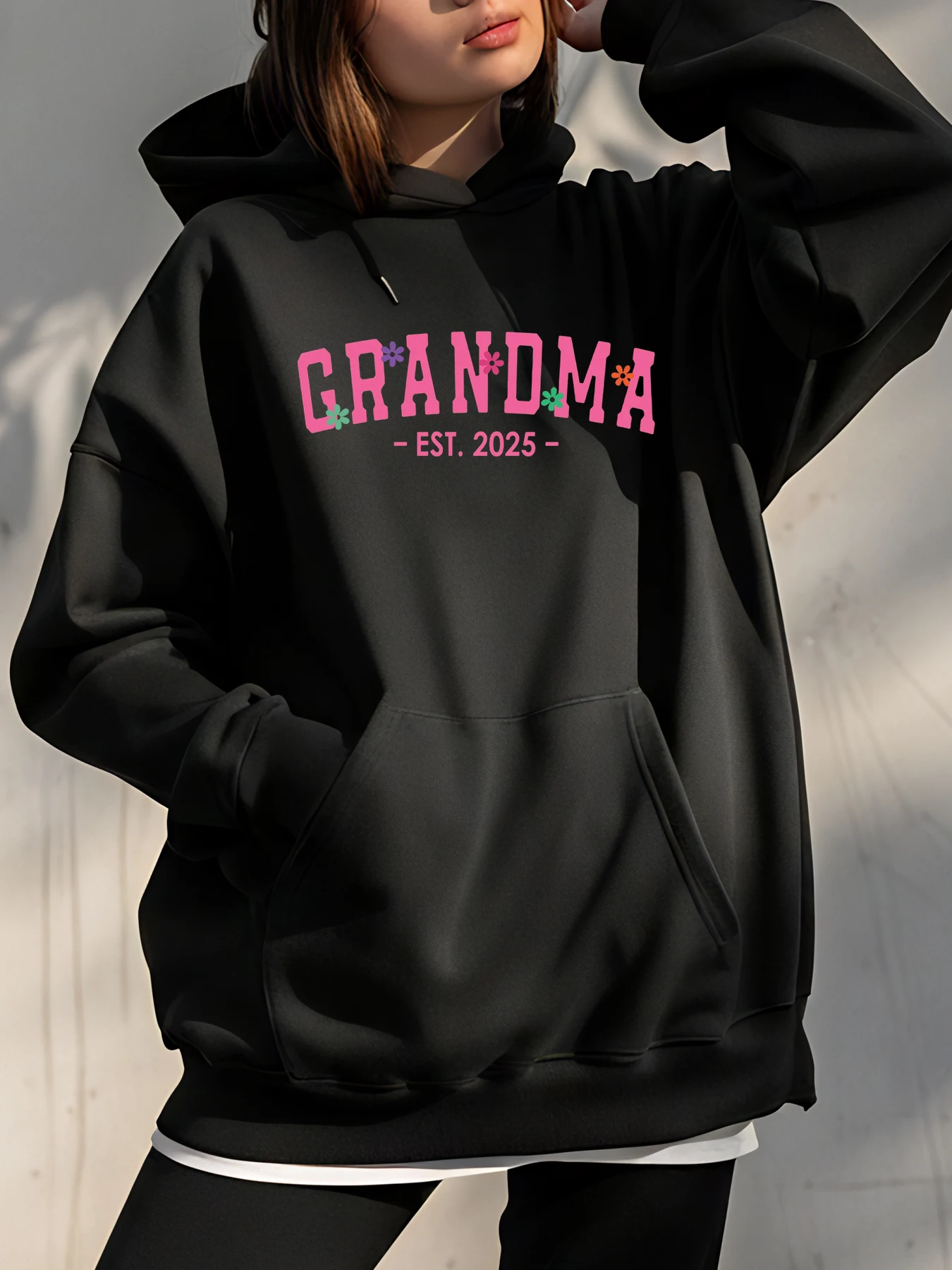 

Толстовка с капюшоном Grandma Est 2025 с цветочными деталями для повседневной женской одежды на открытом воздухе