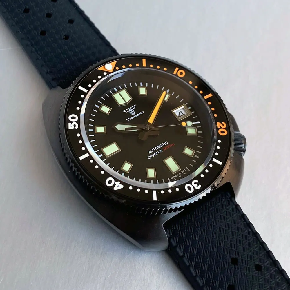 タンドリオ 44mm 機械式自動巻きメンズ腕時計 NH35A ムーブメント ブラック PVD サファイアガラス 夜光日付表示 C3 針 ラバーストラップ