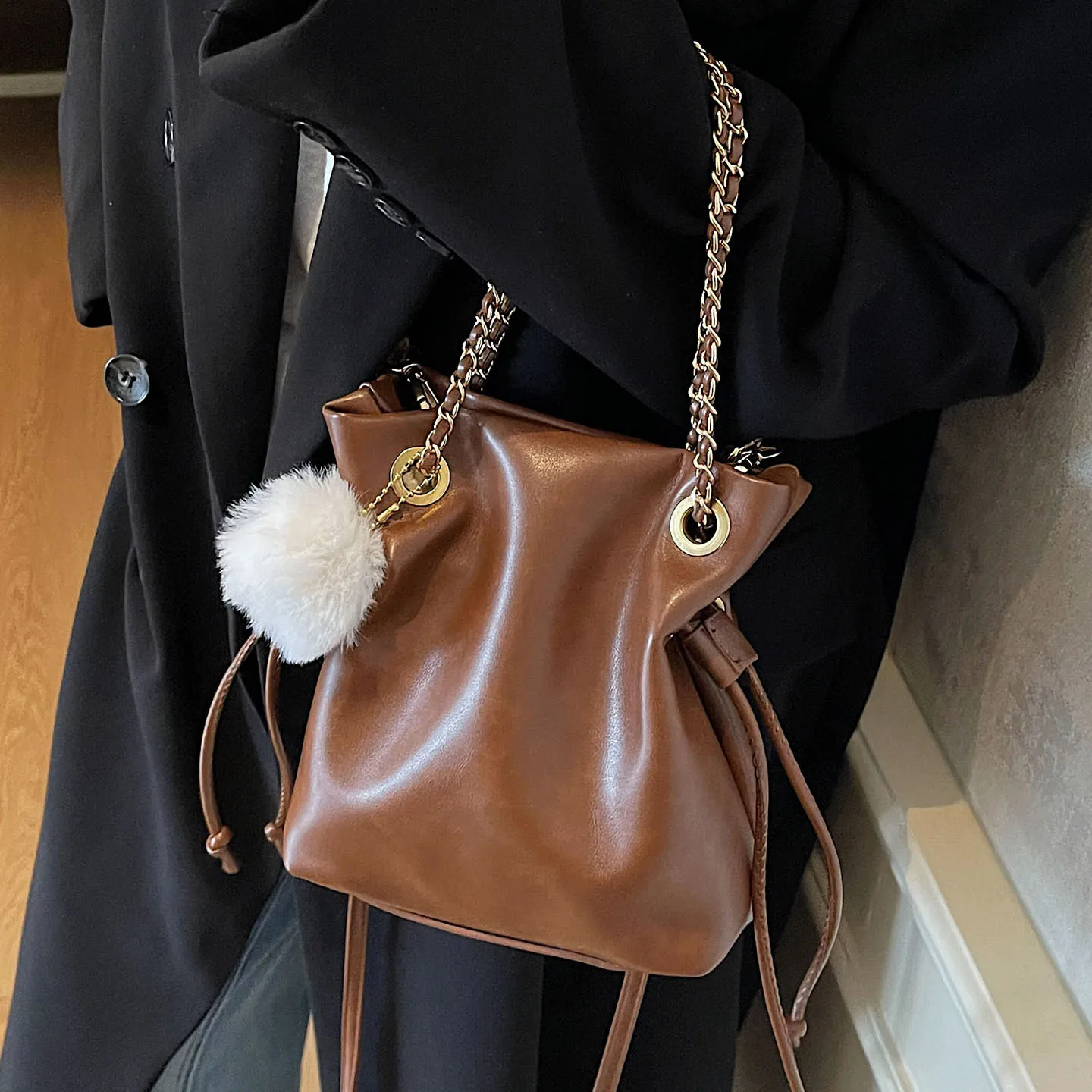 شيك بولي Leather حقائب كتف جلدية المرأة الصلبة لينة عادية سلسلة حقيبة سلسلة صغيرة سعة كبيرة الإناث التنقل اليومي تحت الإبط حزم