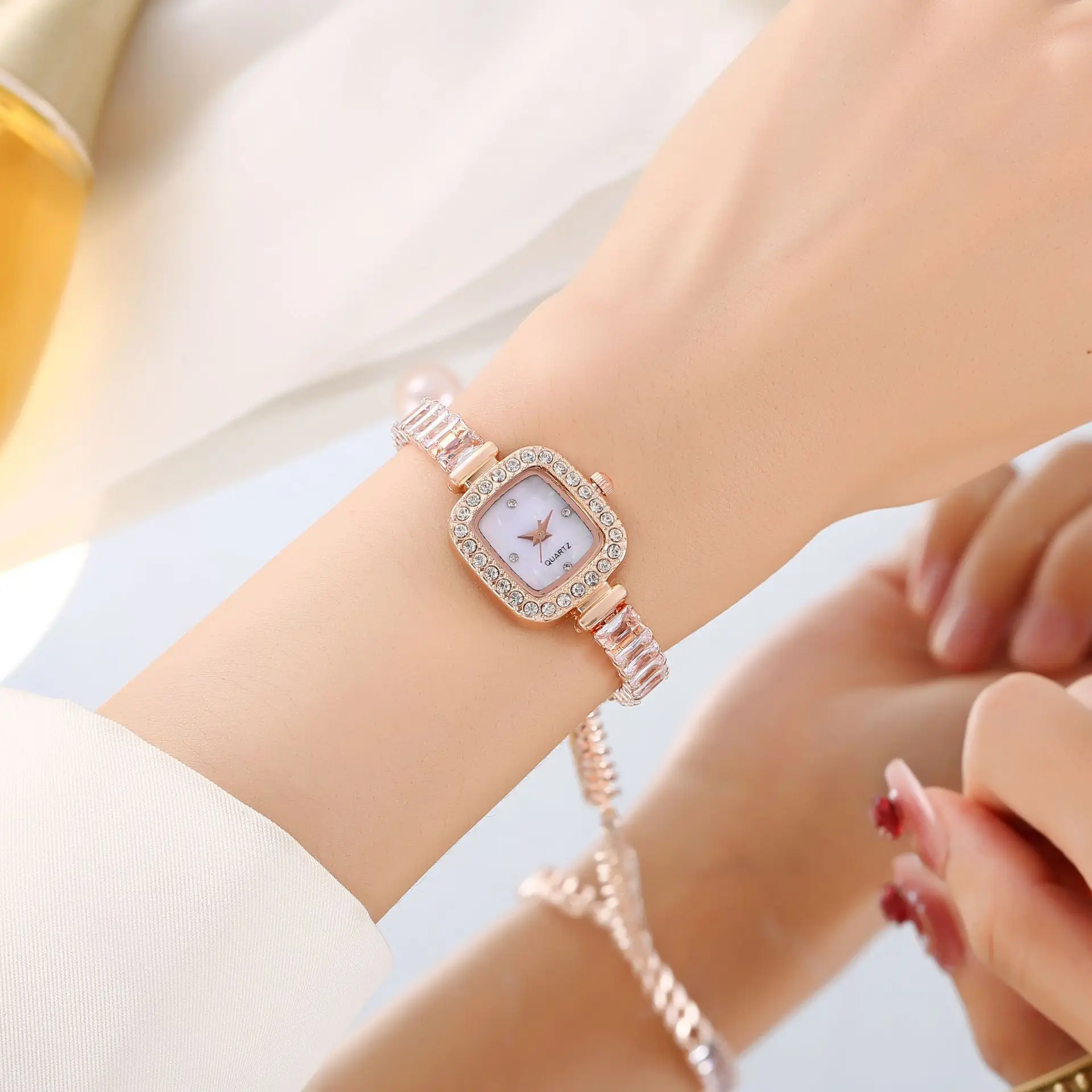 Fashion Small Square Watch with Diamond Inlaid Women's Watch Square Women's Quartz Watch Bracelet Watch