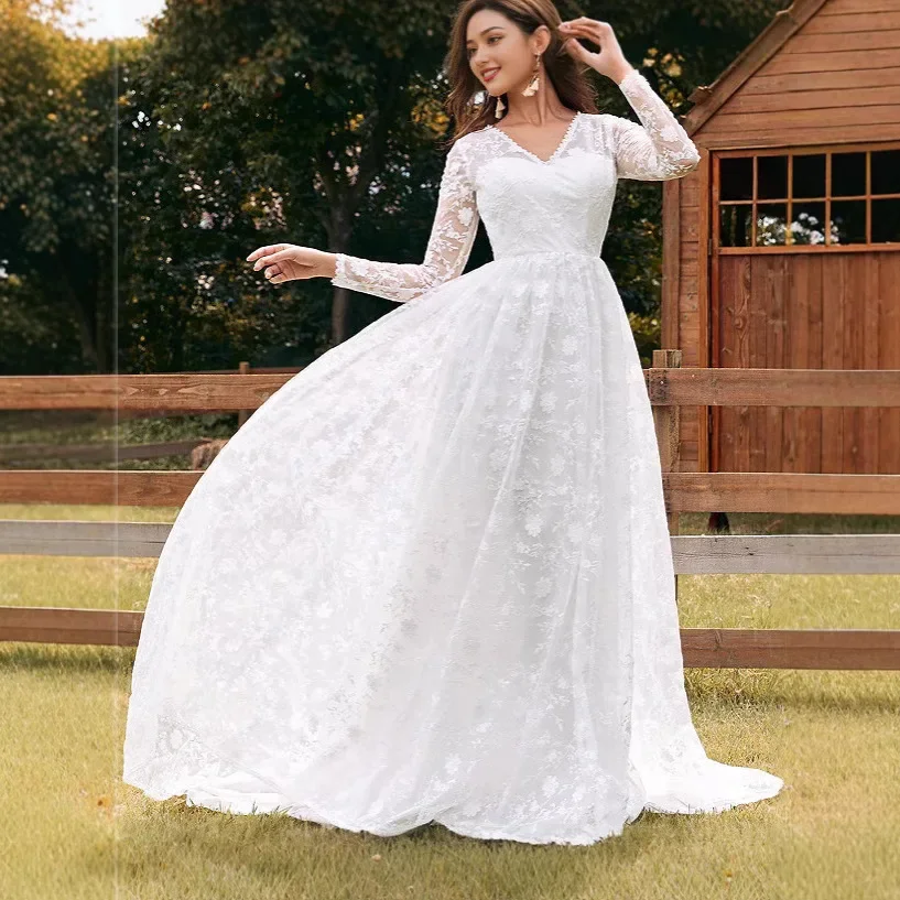 Moroder printemps 2025 nouveauté: robe blanche en dentelle découpée, col en v profond, manches longues, jupe complète