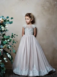 New Arrival Flower Girl Dresses For Beach Weddings Lace Appliqued Little Kids Baby Gowns Cap Sleeve Communion Party Dress