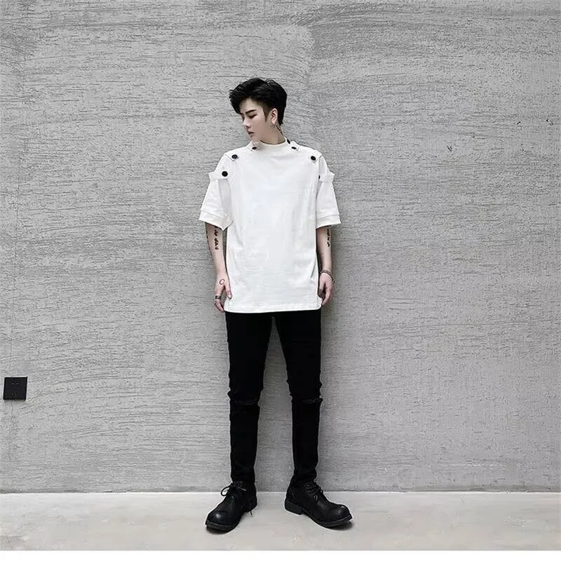 

Короткая уличная корейская повседневная футболка с рукавами, мужская версия певицы, белая, черная футболка, мужская футболка большого размера в стиле ретро в стиле хип-хоп с несколькими пуговицами