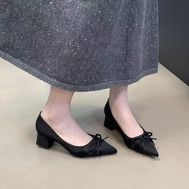 Retro halflange enkele schoenen Lente en zomer Nieuwe mode Gesp Puntige neus Comfortabele ondiepe neus Vlinderdas Casual schoen