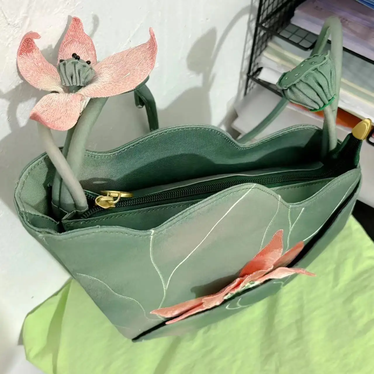 

Изысканная вышивка Цветок лотоса Сумка на одно плечо Сумка Hanfu Подмышки Художественная китайская сумка-тоут