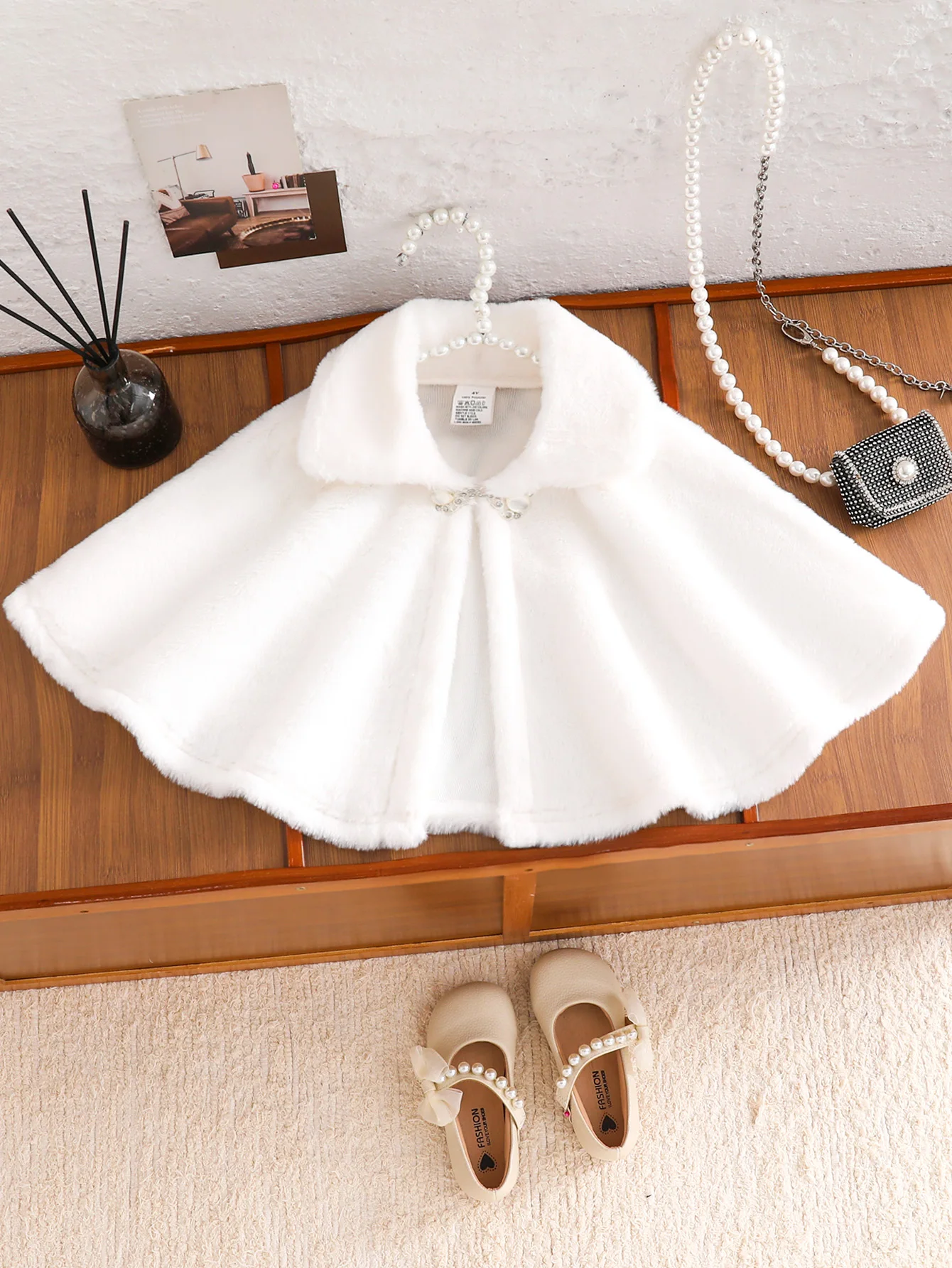 A Warm White Princess Shawl Cape for Girls, Versatile Windproof Shawl with a Warm Collar, Elegant Princess Fur Cape for Girls, Autumn and Winter Clothing, Plush Coat for Girls for Parties, Holiday Gifts for 4-5-6-7-8 Years Old, Suitable for Outdoor Activities, Parties, Festivals, Birthdays, Eid, Easter, Carnival, and Chinese New Year