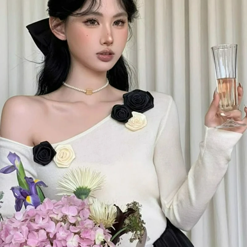 2026年秋の女性向けニッチなオフショルダーニットベースレイヤーは、ユニークでセクシーなオフショルダー・ワンショルダートップと組み合わせられます。